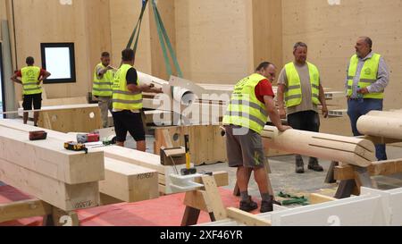 I dipendenti A2 Timber si preparano a caricare la prima parte fabbricata del Padiglione Nazionale ceco all'Expo 2025, Verovice, 1° luglio 2024. La compagnia giapponese Daisue costruirà il padiglione. Il programma dei lavori preparatori necessari per lanciare l'ordine pubblico per la costruzione è stato ritardato perché le autorità giapponesi avevano requisiti aggiuntivi per il rilascio di un permesso di costruzione. Il concorso architettonico per la progettazione del padiglione ceco è stato vinto l'anno scorso da Apropos Architects con una spirale di vetro. La facciata del padiglione è stata progettata con lastre di vetro. L'uso del vetro era una priorità Foto Stock