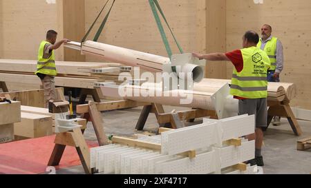 I dipendenti A2 Timber si preparano a caricare la prima parte fabbricata del Padiglione Nazionale ceco all'Expo 2025, Verovice, 1° luglio 2024. La compagnia giapponese Daisue costruirà il padiglione. Il programma dei lavori preparatori necessari per lanciare l'ordine pubblico per la costruzione è stato ritardato perché le autorità giapponesi avevano requisiti aggiuntivi per il rilascio di un permesso di costruzione. Il concorso architettonico per la progettazione del padiglione ceco è stato vinto l'anno scorso da Apropos Architects con una spirale di vetro. La facciata del padiglione è stata progettata con lastre di vetro. L'uso del vetro era una priorità Foto Stock