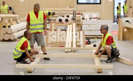 I dipendenti A2 Timber si preparano a caricare la prima parte fabbricata del Padiglione Nazionale ceco all'Expo 2025, Verovice, 1° luglio 2024. La compagnia giapponese Daisue costruirà il padiglione. Il programma dei lavori preparatori necessari per lanciare l'ordine pubblico per la costruzione è stato ritardato perché le autorità giapponesi avevano requisiti aggiuntivi per il rilascio di un permesso di costruzione. Il concorso architettonico per la progettazione del padiglione ceco è stato vinto l'anno scorso da Apropos Architects con una spirale di vetro. La facciata del padiglione è stata progettata con lastre di vetro. L'uso del vetro era una priorità Foto Stock