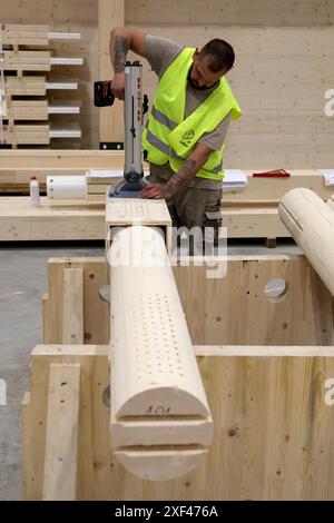 I dipendenti A2 Timber si preparano a caricare la prima parte fabbricata del Padiglione Nazionale ceco all'Expo 2025, Verovice, 1° luglio 2024. La compagnia giapponese Daisue costruirà il padiglione. Il programma dei lavori preparatori necessari per lanciare l'ordine pubblico per la costruzione è stato ritardato perché le autorità giapponesi avevano requisiti aggiuntivi per il rilascio di un permesso di costruzione. Il concorso architettonico per la progettazione del padiglione ceco è stato vinto l'anno scorso da Apropos Architects con una spirale di vetro. La facciata del padiglione è stata progettata con lastre di vetro. L'uso del vetro era una priorità Foto Stock