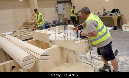 I dipendenti A2 Timber si preparano a caricare la prima parte fabbricata del Padiglione Nazionale ceco all'Expo 2025, Verovice, 1° luglio 2024. La compagnia giapponese Daisue costruirà il padiglione. Il programma dei lavori preparatori necessari per lanciare l'ordine pubblico per la costruzione è stato ritardato perché le autorità giapponesi avevano requisiti aggiuntivi per il rilascio di un permesso di costruzione. Il concorso architettonico per la progettazione del padiglione ceco è stato vinto l'anno scorso da Apropos Architects con una spirale di vetro. La facciata del padiglione è stata progettata con lastre di vetro. L'uso del vetro era una priorità Foto Stock