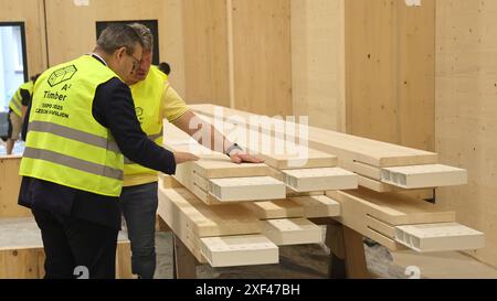 I dipendenti A2 Timber si preparano a caricare la prima parte fabbricata del Padiglione Nazionale ceco all'Expo 2025, Verovice, 1° luglio 2024. La compagnia giapponese Daisue costruirà il padiglione. Il programma dei lavori preparatori necessari per lanciare l'ordine pubblico per la costruzione è stato ritardato perché le autorità giapponesi avevano requisiti aggiuntivi per il rilascio di un permesso di costruzione. Il concorso architettonico per la progettazione del padiglione ceco è stato vinto l'anno scorso da Apropos Architects con una spirale di vetro. La facciata del padiglione è stata progettata con lastre di vetro. L'uso del vetro era una priorità Foto Stock