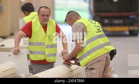 I dipendenti A2 Timber si preparano a caricare la prima parte fabbricata del Padiglione Nazionale ceco all'Expo 2025, Verovice, 1° luglio 2024. La compagnia giapponese Daisue costruirà il padiglione. Il programma dei lavori preparatori necessari per lanciare l'ordine pubblico per la costruzione è stato ritardato perché le autorità giapponesi avevano requisiti aggiuntivi per il rilascio di un permesso di costruzione. Il concorso architettonico per la progettazione del padiglione ceco è stato vinto l'anno scorso da Apropos Architects con una spirale di vetro. La facciata del padiglione è stata progettata con lastre di vetro. L'uso del vetro era una priorità Foto Stock