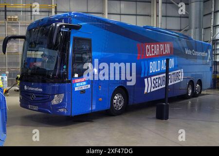 L'autobus tory ha parcheggiato mentre il primo ministro Rishi Sunak visita Well Healthcare Supplies un centro di imballaggio e distribuzione farmaceutica a Stoke-on-Trent, Staffordshire, mentre era sulla pista della campagna elettorale generale. Data foto: Lunedì 1 luglio 2024. Foto Stock