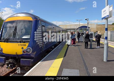 Passeggeri che prendono un treno Scotrail Classe 170 DMU alla stazione ferroviaria di Leven, Fife, Scozia, riaperta di recente, giugno 2024 Foto Stock