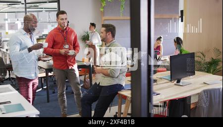 Immagine di icone, grafici, mappa e linguaggio informatico su diversi colleghi che parlano durante la pausa tè Foto Stock