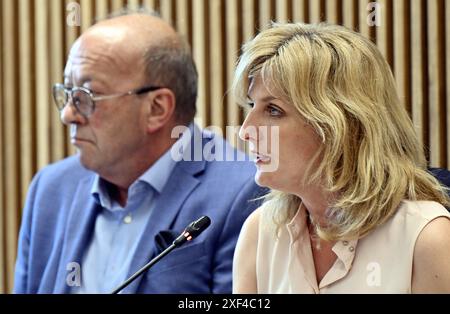 Namur, Belgio. 1 luglio 2024. Jean-Paul Wahl e il ministro vallone per l’ambiente, la natura, il benessere degli animali e il rinnovamento rurale Celine Tellier, nella foto, durante una sessione della Commissione per l’ambiente, la natura e il benessere degli animali presso il Parlamento vallone, a Namur, lunedì 1 luglio 2024. La Commissione discuterà i risultati degli esami del sangue effettuati in seguito a un possibile inquinamento idrico con PFAS chimico permanente nelle regioni di Chievres e Ronquiÿres. BELGA PHOTO ERIC LALMAND credito: Belga News Agency/Alamy Live News Foto Stock