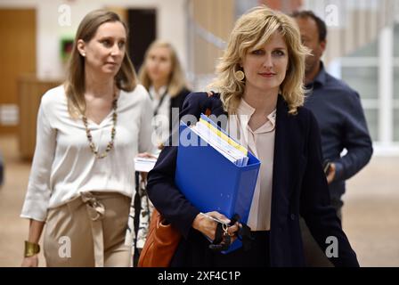 Namur, Belgio. 1 luglio 2024. Celine Tellier, ministro vallone per l'ambiente, la natura, il benessere degli animali e la ristrutturazione rurale, in occasione di una sessione della Commissione per l'ambiente, la natura e il benessere degli animali presso il Parlamento vallone, a Namur, lunedì 1 luglio 2024. La Commissione discuterà i risultati degli esami del sangue effettuati in seguito a un possibile inquinamento idrico con PFAS chimico permanente nelle regioni di Chievres e Ronquiÿres. BELGA PHOTO ERIC LALMAND credito: Belga News Agency/Alamy Live News Foto Stock