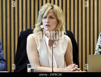 Namur, Belgio. 1 luglio 2024. Celine Tellier, ministro vallone per l’ambiente, la natura, il benessere degli animali e la ristrutturazione rurale, nella foto, durante una sessione della Commissione per l’ambiente, la natura e il benessere degli animali presso il Parlamento vallone, a Namur, lunedì 1 luglio 2024. La Commissione discuterà i risultati degli esami del sangue effettuati in seguito a un possibile inquinamento idrico con PFAS chimico permanente nelle regioni di Chievres e Ronquiÿres. BELGA PHOTO ERIC LALMAND credito: Belga News Agency/Alamy Live News Foto Stock