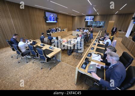 Namur, Belgio. 1 luglio 2024. Jean-Paul Wahl e il ministro vallone per l’ambiente, la natura, il benessere degli animali e il rinnovamento rurale Celine Tellier, nella foto, durante una sessione della Commissione per l’ambiente, la natura e il benessere degli animali presso il Parlamento vallone, a Namur, lunedì 1 luglio 2024. La Commissione discuterà i risultati degli esami del sangue effettuati in seguito a un possibile inquinamento idrico con PFAS chimico permanente nelle regioni di Chievres e Ronquiÿres. BELGA PHOTO ERIC LALMAND credito: Belga News Agency/Alamy Live News Foto Stock