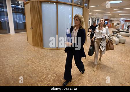 Namur, Belgio. 1 luglio 2024. Celine Tellier, ministro vallone per l'ambiente, la natura, il benessere degli animali e la ristrutturazione rurale, in occasione di una sessione della Commissione per l'ambiente, la natura e il benessere degli animali presso il Parlamento vallone, a Namur, lunedì 1 luglio 2024. La Commissione discuterà i risultati degli esami del sangue effettuati in seguito a un possibile inquinamento idrico con PFAS chimico permanente nelle regioni di Chievres e Ronquiÿres. BELGA PHOTO ERIC LALMAND credito: Belga News Agency/Alamy Live News Foto Stock