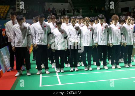 Yogyakarta, Indonesia. 1 luglio 2024. La foto fornita dalla Badminton Association of Indonesia (PBSI) mostra i giocatori di badminton che osservano un momento di silenzio in memoria del giocatore di badminton cinese Zhang Zhijie al Badminton Asia Junior Championship all'Amongrogo Sport Center, Yogyakarta, Indonesia, 1° luglio 2024. Il 17enne giocatore cinese è morto ieri dopo essere crollato sul campo durante una partita a gironi al Badminton Asia Junior Championship, hanno detto i funzionari di badminton lunedì. Credito: PBSI/handout via Xinhua/Alamy Live News Foto Stock