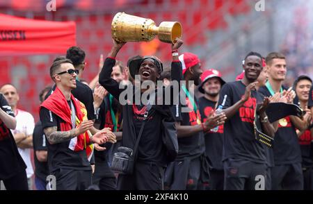 Leverkusen, Germania. 26 maggio 2024. Firo : 26.05.2024, calcio, 1.Bundesliga, 1.Liga, stagione 2023/2024, Bayer 04 Leverkusen, doppia, doppia celebrazione, ritorno a casa celebrazione, JEREMIE Frimpong con DFB-Pokal, coppa di credito: dpa/Alamy Live News Foto Stock