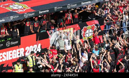 Leverkusen, Germania. 26 maggio 2024. Firo: 26.05.2024, calcio, 1.Bundesliga, 1.Liga, stagione 2023/2024, Bayer 04 Leverkusen, doppia, doppia celebrazione, ritorno a casa celebrazione, doppia parata, con DFB Cup per i tifosi a toccare Credit: dpa/Alamy Live News Foto Stock