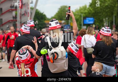 Leverkusen, Germania. 26 maggio 2024. Firo : 26.05.2024, calcio, 1.Bundesliga, 1.Liga, stagione 2023/2024, Bayer 04 Leverkusen, doppia, doppia celebrazione, ritorno a casa celebrazione, tifosi del Leverkusen in viaggio per lo stadio crediti: dpa/Alamy Live News Foto Stock