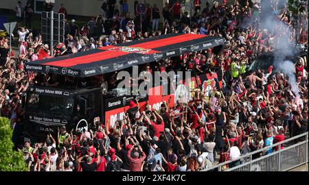 Leverkusen, Germania. 26 maggio 2024. Firo : 26.05.2024, calcio, 1.Bundesliga, 1.Liga, stagione 2023/2024, Bayer 04 Leverkusen, doppia, doppia celebrazione, ritorno a casa celebrazione, parata, furgone con i giocatori, crediti dei tifosi: dpa/Alamy Live News Foto Stock