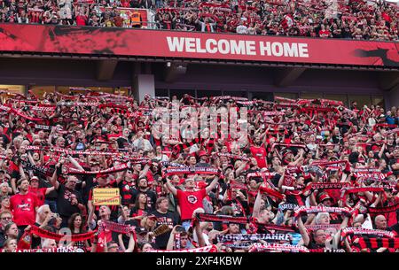 Leverkusen, Germania. 26 maggio 2024. Firo: 26.05.2024, calcio, 1.Bundesliga, 1.Liga, stagione 2023/2024, Bayer 04 Leverkusen, doppia, doppia celebrazione, ritorno a casa celebrazione, tifosi Leverkusen con sciarpe, cartello: Doublekusen credito: dpa/Alamy Live News Foto Stock