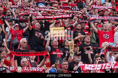 Leverkusen, Germania. 26 maggio 2024. Firo: 26.05.2024, calcio, 1.Bundesliga, 1.Liga, stagione 2023/2024, Bayer 04 Leverkusen, doppia, doppia celebrazione, ritorno a casa celebrazione, tifosi Leverkusen con sciarpe, cartello: Doublekusen credito: dpa/Alamy Live News Foto Stock