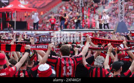 Leverkusen, Germania. 26 maggio 2024. Firo : 26.05.2024, calcio, 1.Bundesliga, 1.Liga, stagione 2023/2024, Bayer 04 Leverkusen, doppia, doppia celebrazione, ritorno a casa celebrazione, tifosi di Leverkusen con sciarpe davanti al palco crediti: dpa/Alamy Live News Foto Stock