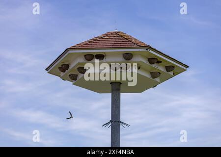 Pittoresco porto olandese per barche da diporto Huizen con l'hotel Fletcher Foto Stock