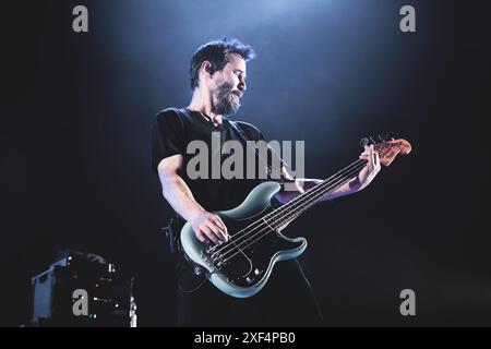 ITALIA, TORINO, 30 GIUGNO: Keanu Reeves, bassista della band americana Dogstar, esibendosi dal vivo sul palco dell'OGR Sonic City festival edizione 2024 Foto Stock