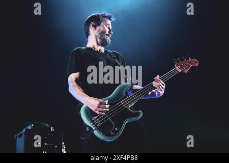 ITALIA, TORINO, 30 GIUGNO: Keanu Reeves, bassista della band americana Dogstar, esibendosi dal vivo sul palco dell'OGR Sonic City festival edizione 2024 Foto Stock