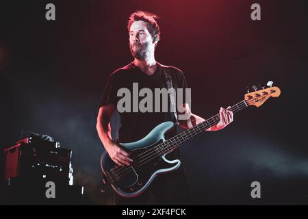 ITALIA, TORINO, 30 GIUGNO: Keanu Reeves, bassista della band americana Dogstar, esibendosi dal vivo sul palco dell'OGR Sonic City festival edizione 2024 Foto Stock