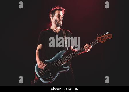 ITALIA, TORINO, 30 GIUGNO: Keanu Reeves, bassista della band americana Dogstar, esibendosi dal vivo sul palco dell'OGR Sonic City festival edizione 2024 Foto Stock