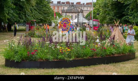 Richmond upon Thames, Londra, Regno Unito. 1 luglio 2024. Il più grande spettacolo di fiori al mondo, l'RHS Hampton Court Palace Garden Festival apre il 2-7 luglio 2024. Il Flower Power Field, un tributo al Woodstock Festival nell'estate del 1969, progettato da Kathryn Cox, Acacia Gardens. Crediti: Malcolm Park/Alamy Live News Foto Stock