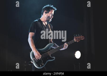 ITALIA, TORINO, 30 GIUGNO: Keanu Reeves, bassista della band americana Dogstar, esibendosi dal vivo sul palco dell'OGR Sonic City festival edizione 2024 Foto Stock