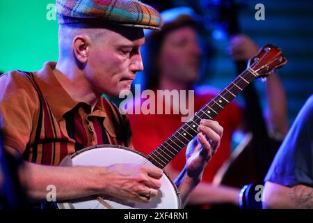 I Tango ebraici sono stati eseguiti dalla Warsaw Dance Combo con la cantante israeliana Karen Malka durante il 33° Festival della Cultura ebraica al Museo di Ingegneria e tecnologia di Cracovia, in Polonia, il 30 giugno 2024. La 33a edizione del Festival della Cultura ebraica si svolge sotto lo slogan Shema Yisrael/Ahava. Shema Yisrael è la più importante preghiera ebraica e una dichiarazione di appartenenza alla Nazione ebraica, mentre ahava significa amore. Durante il festival, numerosi concerti, conferenze, workshop, incontri, e le presentazioni sono in corso. (Foto di Klaudia Radecka/NurPhoto) Foto Stock