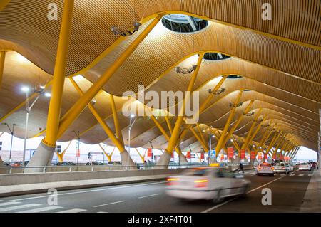 Posteggio taxi presso il terminal passeggeri T-4, aeroporto di Barajas. Madrid, Spagna. Foto Stock