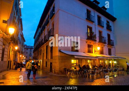 Via Gomez de Mora, vista notturna. Madrid, Spagna. Foto Stock