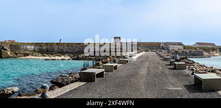 TARIFA, SPAGNA - 25 MAGGIO 2024: Strada per Isla de Las Palomas a Tarifa, Spagna, il 25 maggio 2024 Foto Stock