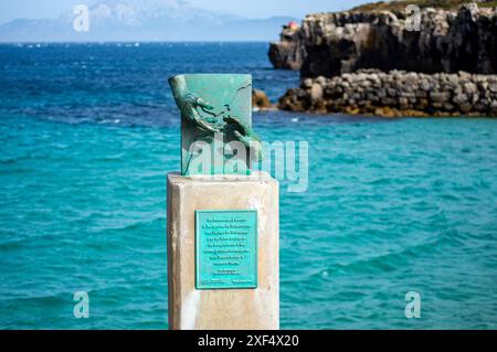 TARIFA, SPAGNA - 25 MAGGIO 2024: Strada per Isla de Las Palomas a Tarifa, Spagna, il 25 maggio 2024 Foto Stock