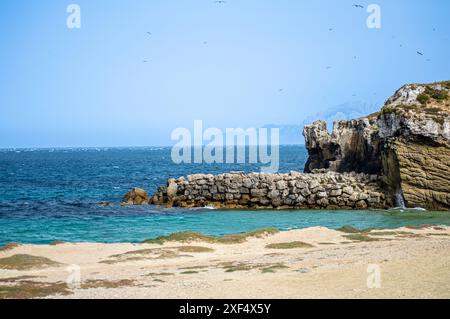 TARIFA, SPAGNA - 25 MAGGIO 2024: Strada per Isla de Las Palomas a Tarifa, Spagna, il 25 maggio 2024 Foto Stock