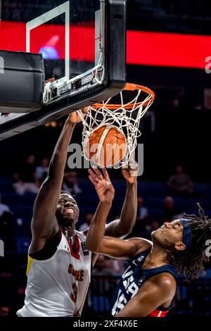 Arafan Diane (#3) USA sconfigge la Guinea 124-49 in gara-2 della Coppa del mondo maschile FIBA U17 2024. Le prestazioni straordinarie su entrambe le estremità del pavimento hanno portato il Foto Stock