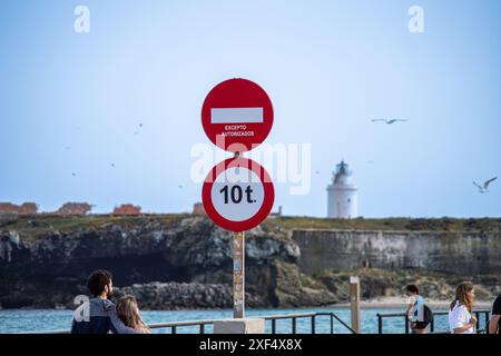 TARIFA, SPAGNA - 25 MAGGIO 2024: Strada per Isla de Las Palomas a Tarifa, Spagna, il 25 maggio 2024 Foto Stock