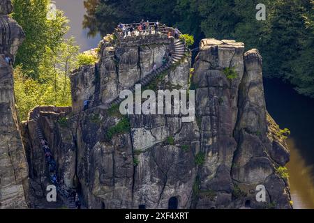 Vista aerea, esternsteina, vista storica nella riserva naturale, impressionante formazione rocciosa con piattaforma e scalinata per i visitatori, lago superiore con fiume Foto Stock