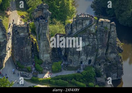 Vista aerea, esternsteina, vista storica nella riserva naturale, impressionante formazione rocciosa con piattaforma e scalinata per i visitatori, lago superiore con fiume Foto Stock