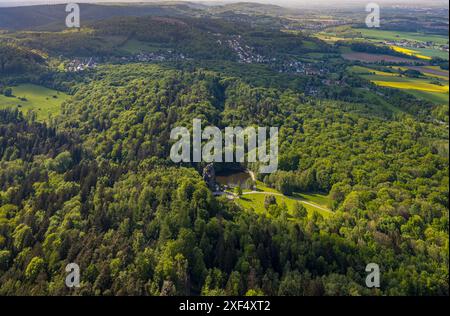 Vista aerea, esternsteina, vista storica nella riserva naturale, impressionante formazione rocciosa con piattaforma per i visitatori, lago superiore con il fiume Wiembecke e. Foto Stock