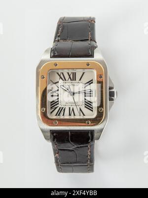 Orologio da polso Cartier Santos con segnatempo vintage su sfondo bianco. Copenaghen, Danimarca - 28 giugno 2024. Foto Stock