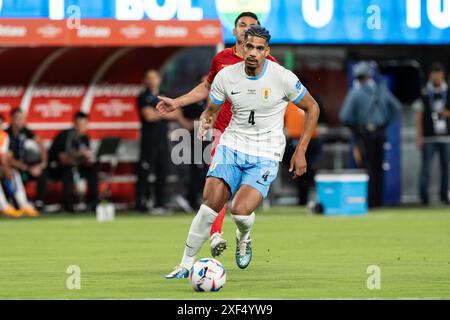 Ronald Araujo (4) dell'Uruguay controlla la palla durante la partita a gironi contro la Bolivia durante il torneo Copa America allo stadio MetLife di East Rutherford, NJ il 27 giugno 2024. L'Uruguay ha vinto 5 a 0 Foto Stock