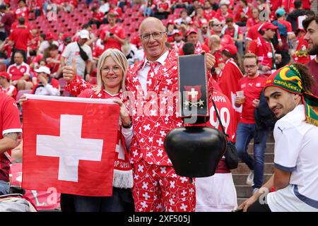 Colonia, Germania. 15 giugno 2024. Firo : 15.06.2024, calcio: UEFA EURO 2024, EM, Campionato europeo 2024, fase a gironi, M02, match 02, HUN, Ungheria - sui, Svizzera tifosi della Svizzera con Glocke Credit: dpa/Alamy Live News Foto Stock