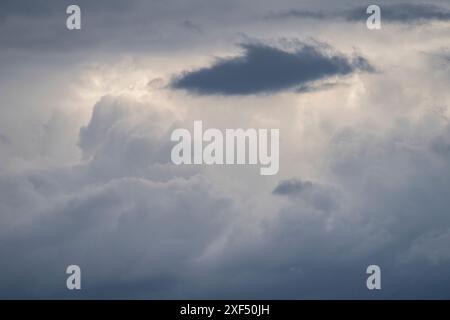 Formazioni di nuvole sopra Craven Arms nello Shropshire, Regno Unito Foto Stock