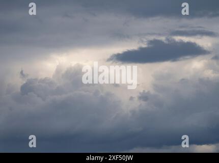 Formazioni di nuvole sopra Craven Arms nello Shropshire, Regno Unito Foto Stock