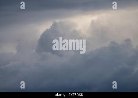 Formazioni di nuvole sopra Craven Arms nello Shropshire, Regno Unito Foto Stock