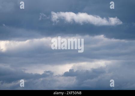 Formazioni di nuvole sopra Craven Arms nello Shropshire, Regno Unito Foto Stock