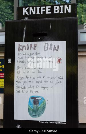 Knife bin fuori dalla stazione di polizia dell'Essex a Southend on Sea, Essex, Regno Unito. Contenitore metallico per il deposito e lo smaltimento di coltelli e lame. Opere d'arte per scolari Foto Stock