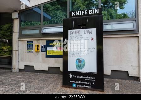 Knife bin fuori dalla stazione di polizia dell'Essex a Southend on Sea, Essex, Regno Unito. Contenitore metallico per il deposito e lo smaltimento di coltelli e lame. Opere d'arte per scolari Foto Stock